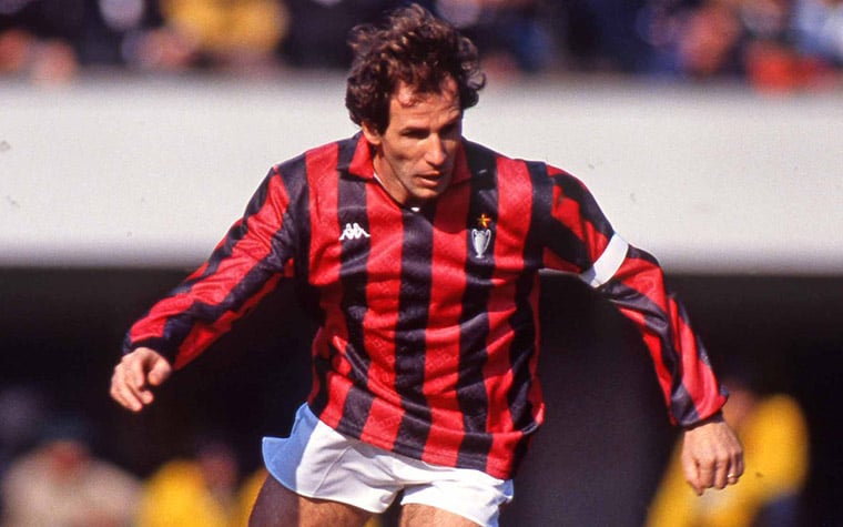 Baresi começou na base do Milan e, aos 17 anos, fez sua estreia no profissional. Isso foi em 1977 e, por 20 anos, foi esta camisa que defendeu, até 1997. Foram 719 jogos e 33 gols marcados.