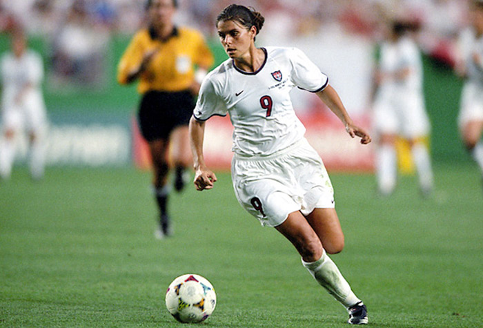  É importante citar que esta lista foi realizada em 2004. Assim, não estão nela jogadores como Messi, Cristiano Ronaldo e Neymar, por exemplo. E há apenas duas mulheres, Michelle Akers e Mia Hamm (foto), jogadoras dos Estados Unidos.