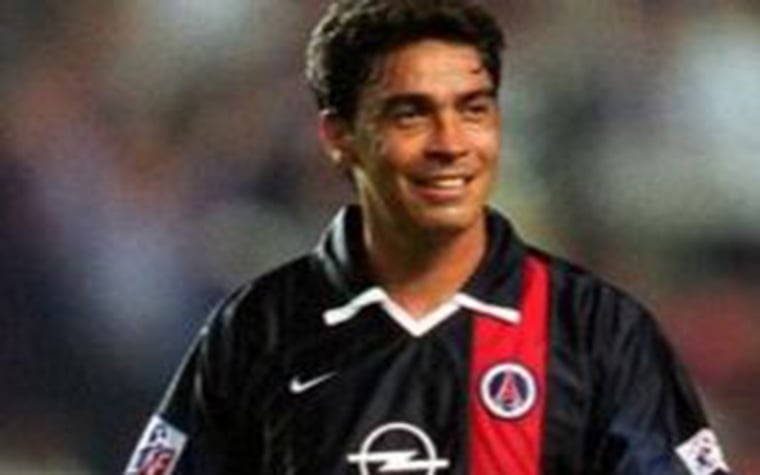 Entre 2001 e 2002, Alex Dias atuou no PSG. São 28 jogos, três gols e três assistências. Não conquistou títulos.