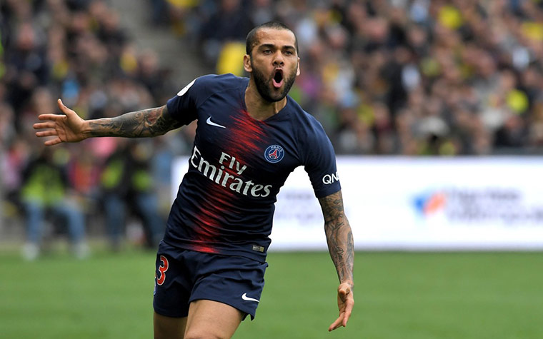 Daniel Alves – O lateral-direito brasileiro atuou no time de Paris entre 2017 e 2019 e conquistou dois Campeonato Franceses, uma Copa da França, uma Copa da Liga Francesa e uma Supercopa da França. Daniel também está no time escolhido por Mbappé. 