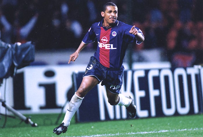 Quem perambulou pelo PSG mas sem deixar saudades foi o ex-volante Vampeta. O ídolo do Timão entrou em campo pelo clube francês apenas oito vezes entre 2000 e 2001.