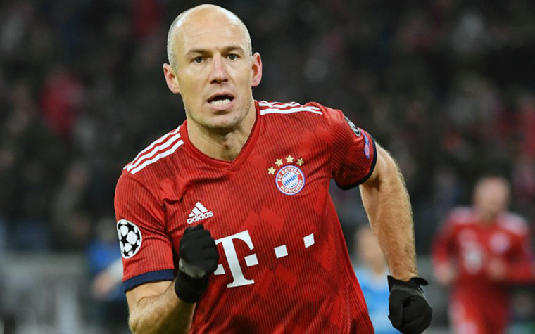 2013 – Outro holandês na lista, Arjen Robben foi um dos craques do Bayern de Munique, que conquistou a Champions League, o Mundial de clubes e a Bundesliga daquele ano. Robben não ficou entre os 3 escolhidos da Fifa. Cristiano Ronaldo, Messi e Ribery ficaram entre os primeiros. 