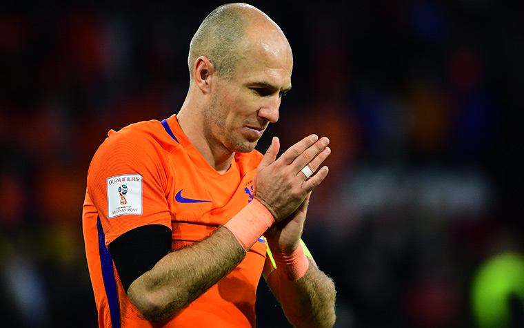 15. Arjen Robben - 193 assistências em 703 jogos. Robben tem que mesmo voltar a jogar. O craque holandês faz falta.