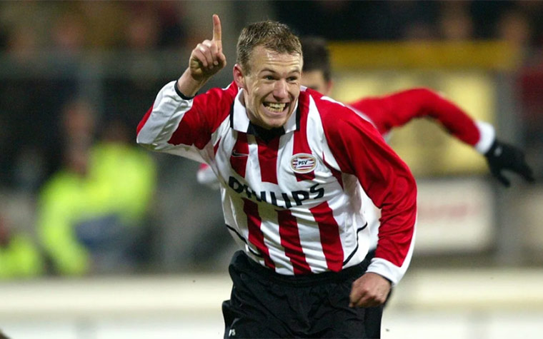 Depois de se destacar pelo PSV, em 2003, Robben se encontrou com Sir Alex Ferguson, então técnico do Manchester United, em Londres, que fez uma proposta de 7 milhões de euros pelo atacante