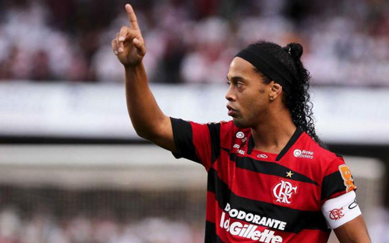 Ronaldinho Gaúcho - Flamengo - O astro brasileiro assinou com o Flamengo em 2011 e foi campeão carioca. Encantou a torcida rubro-negra com dribles e gols, mas ficou apenas um ano e quatro meses na Gávea e decepcionou no Brasileirão. Posteriormente, entrou na Justiça contra o clube carioca.