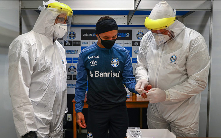 O Grêmio também fez testes para COVID-19 na retomada e diagnosticou que o meia-atacante Diego Souza e dois funcionários tinham sido infectados. Em campo, o elenco se volta para atividades físicas e finalizações.