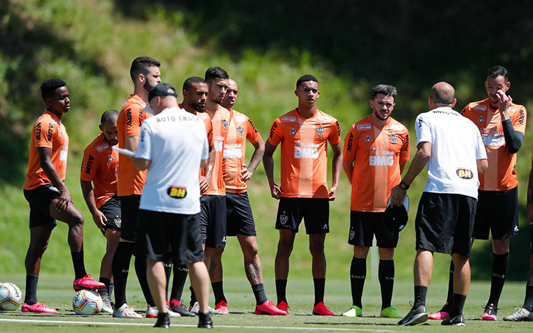 Atlético-MG - No final de março, a diretoria do Galo anunciou o corte de 25% do salário dos funcionários que recebem acima de 5 mil. Esta redução envolve diversos setores da instituição como atletas, dirigentes remunerados, comissão técnica e funcionários. Diante disso, os jogadores acataram a decisão e não criaram qualquer desgaste por causa da decisão.