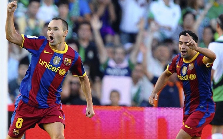 Nesta temporada, Xavi e Iniesta ainda faziam sucesso juntos no Barcelona.
