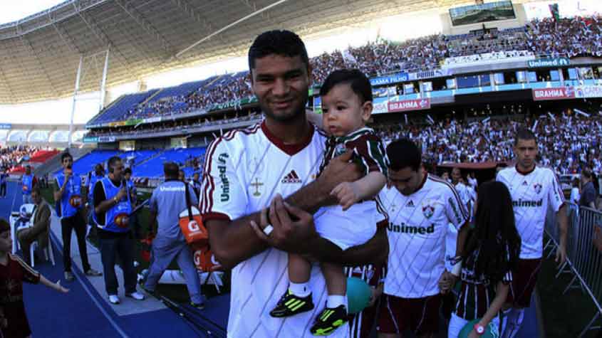 ESQUENTOU - Um dos ídolos recentes da história do Fluminense, o zagueiro Gum revelou a vontade de retornar ao clube antes de se aposentar. O jogador teve uma passagem pelas Laranjeiras entre 2009 e 2018, onde foi bicampeão brasileiro em 2010 e 2012, além de ter um título do Carioca e da Primira Liga.