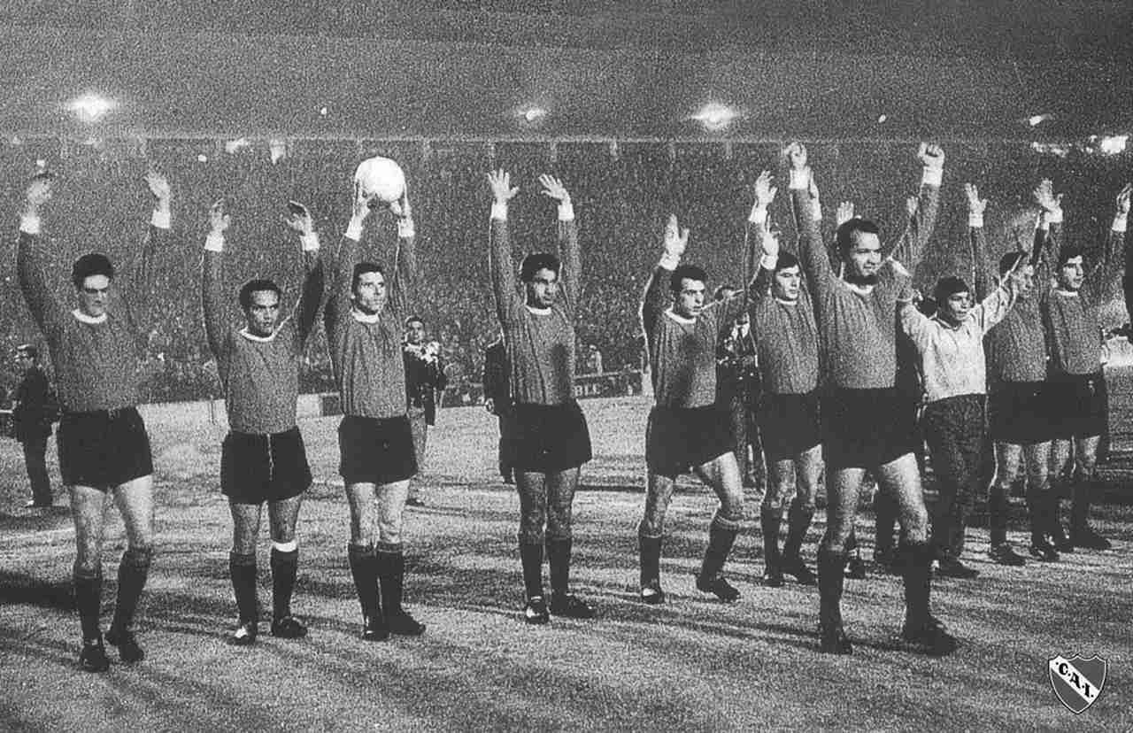 O maior domínio da história da Libertadores pertence ao Independiente, da Argentina. O clube detém sete títulos, sendo quatro em sequência (de 72 a 75). Os outros foram conquistados em 64, 65 e 84. Um dos grandes nomes desse elenco foi Ricardo Bochini, presente em cinco conquistas continentais. Na foto, time em 64.