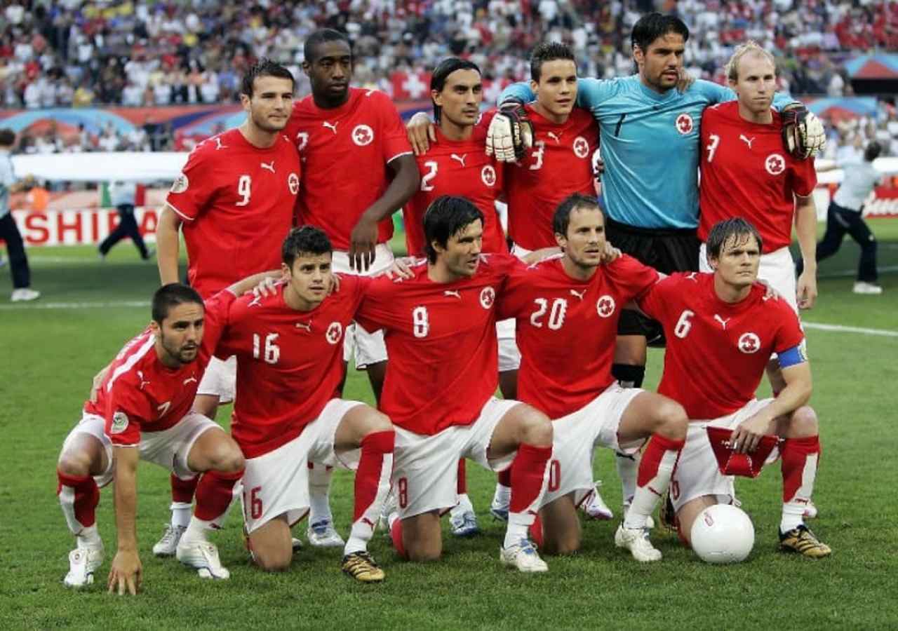 13) No grupo da França, a Suíça fechou em primeiro na chave G da Copa de 2006, com duas vitórias e um empate, com quatro gols feitos e nenhum tomado. No entanto, deu adeus prematuramente ao cair para a Ucrânia nos pênaltis, nas oitavas, após 0 a 0 no tempo normal.	