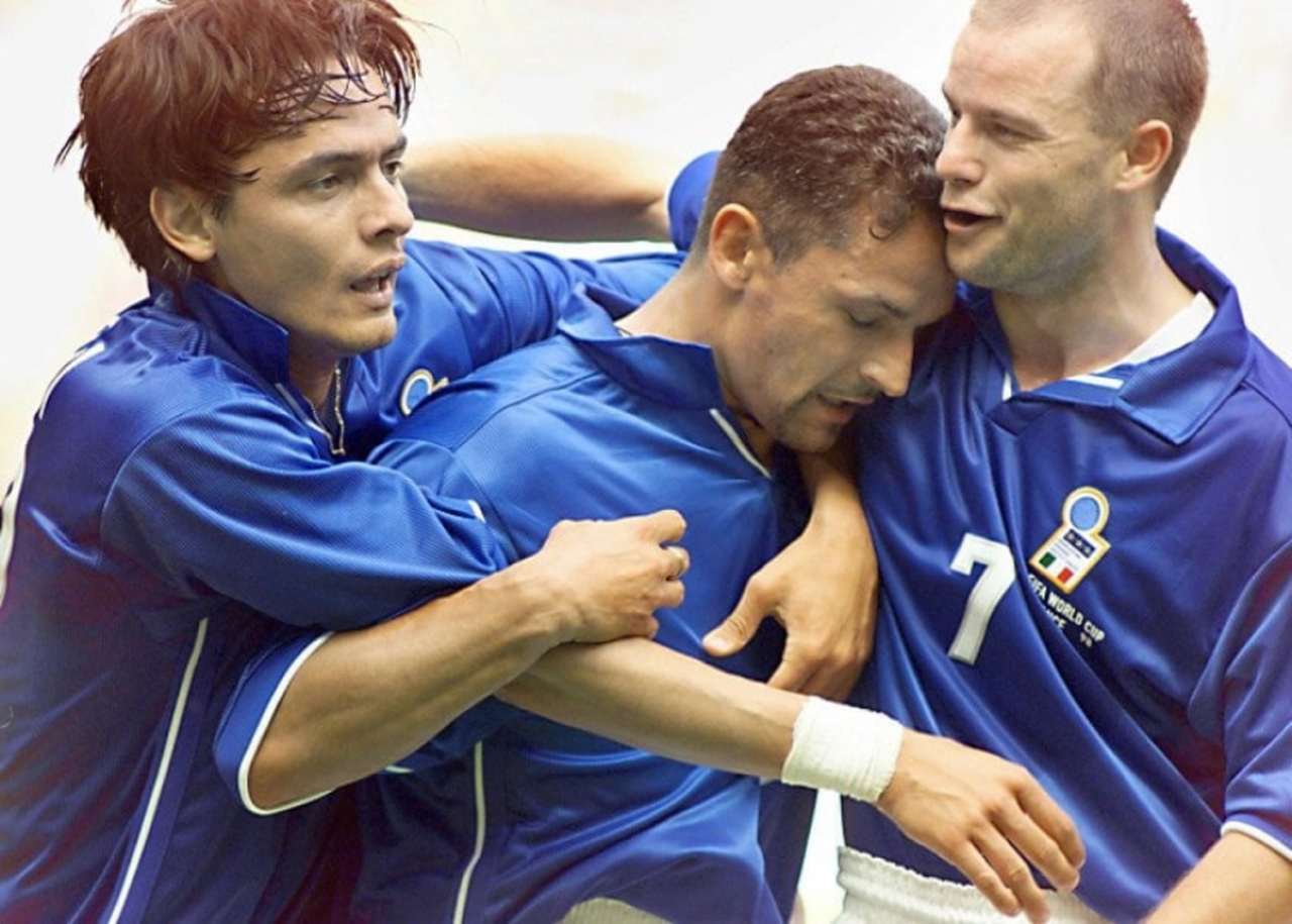 11) No Mundial de 98, a Itália teve uma campanha com duas vitórias e um empate na chave B, com a liderança, e passou pela Noruega nas oitavas. Nas quartas, porém, parou na França, nos pênaltis, após jogo terminado em 0 a 0.
