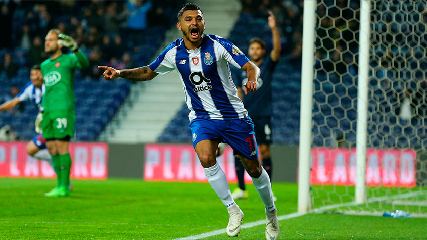 ESQUENTOU: O Porto recusou uma primeira oferta do Wolverhampton por Jesús Corona no valor de 22 milhões de libras (R$ 151 milhões), segundo o “Daily Mail”. O clube português quer receber 27 milhões de libras (R$ 186 milhões) pelo mexicano e um dos principais atletas do time. O atleta pode ser o terceiro contratado dos Dragões pelo time de Nuno Espírito Santo.