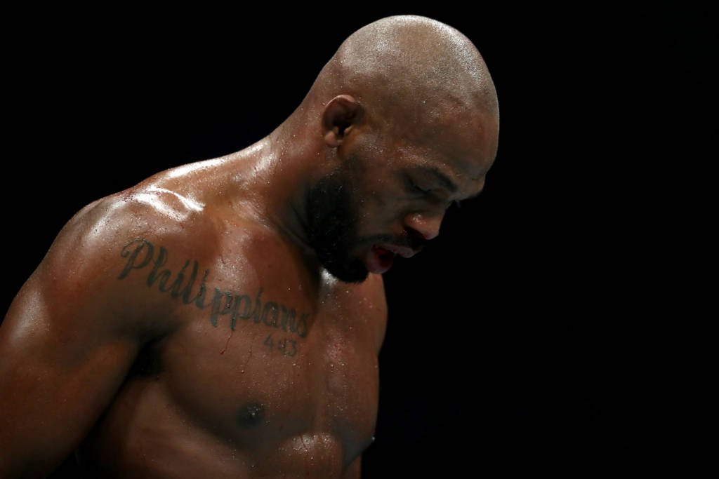 Jon Jones entra em ação neste sábado (16), no UFC 309, buscando fazer mais uma vítima. Defendendo o UFC Heavyweight Championship, "Bones" enfrenta Stipe Miocic no evento principal do card, e não quer perder a marca de nunca ter sido nocauteado, finalizado ou derrotado em decisão dos juízes. Por isso, o Lance! relembra todos os lutadores que já sofreram com os poderosos golpes do norte-americano na empresa.