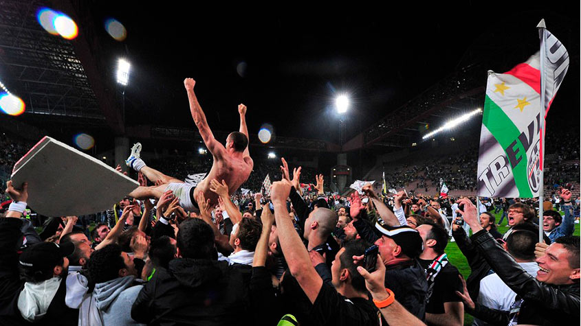 Juventus - Na temporada 2011/12, a Velha Senhora conseguiu 23 vitórias e 15 empates e se consagrou campeã invicta do Campeonato Italiano. 