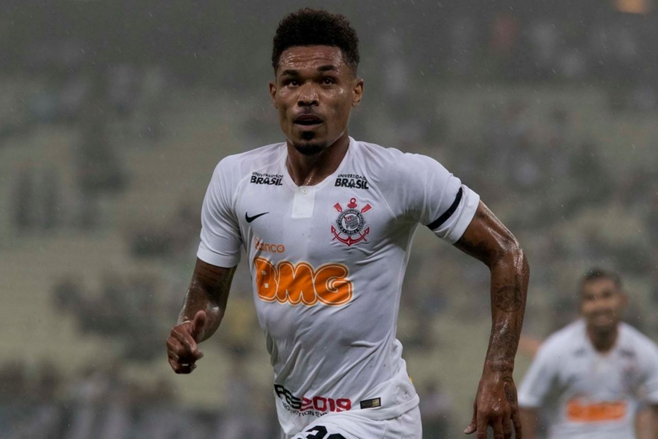 Em 2019, Júnior Urso estava muito próximo do acerto com o Flamengo, mas uma proposta do Corinthians, seu time de coração, fez o volante mudar o rumo e parar no Parque São Jorge.