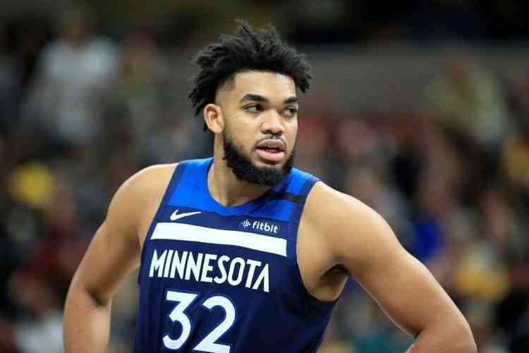 Karl-Anthony Towns, pivô do Minnesota Timberwolves da NBA, que perdeu sua mãe para a COVID-19, apareceu ao lado de Stephen Jackson em um comício de apoio a George Floyd, usando um chapéu com a grafia “Black Lives Matter” (Vidas Negras Importam) e uma máscara em preto e branco. 