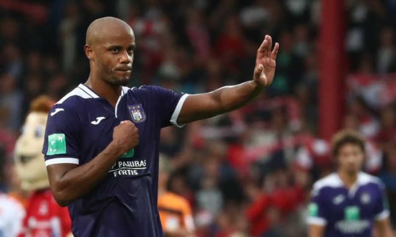 Em 2019, Vincent Kompany foi apresentado jogador-técnico no belga Anderlecht, onde foi revelado. Depois de resultados ruins, acabou ficando como zagueiro. Agora ele é apenas treinador do clube.