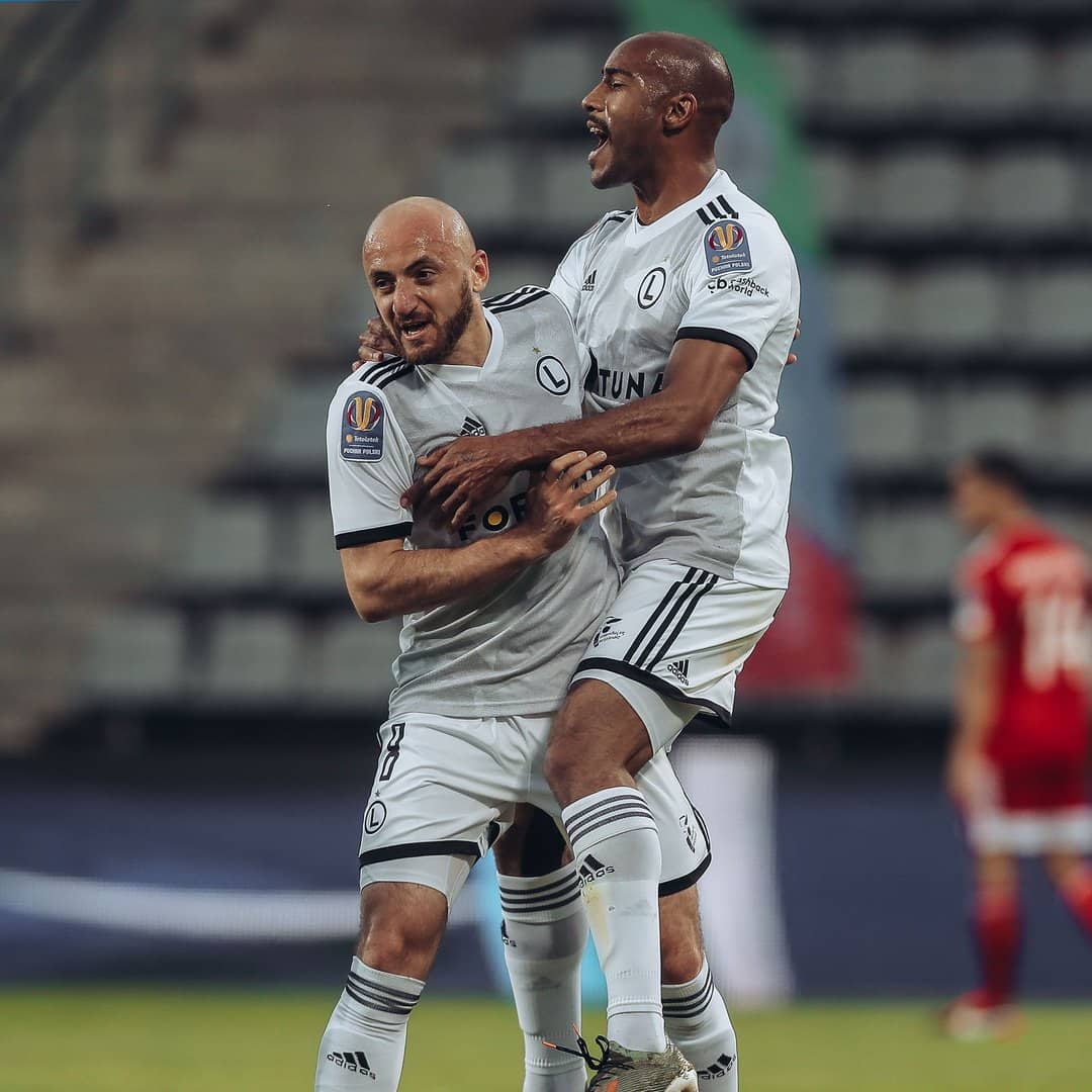  Polônia - Os jogos foram retomados nos dias 26 e 27/5,  quartas da Copa da Polônia . As partidas do campeonato nacional serão retomadas a partir desta sexta-feira: o Legia Varsóvia (foto) lidera com 51 pontos.