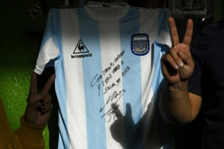 O ex-jogador e hoje técnico Diego Armando Maradona fez a doação de uma camiseta da Argentina autografada para arrecadar alimentos para famílias carentes que sofrem pelo novo coronavírus.   