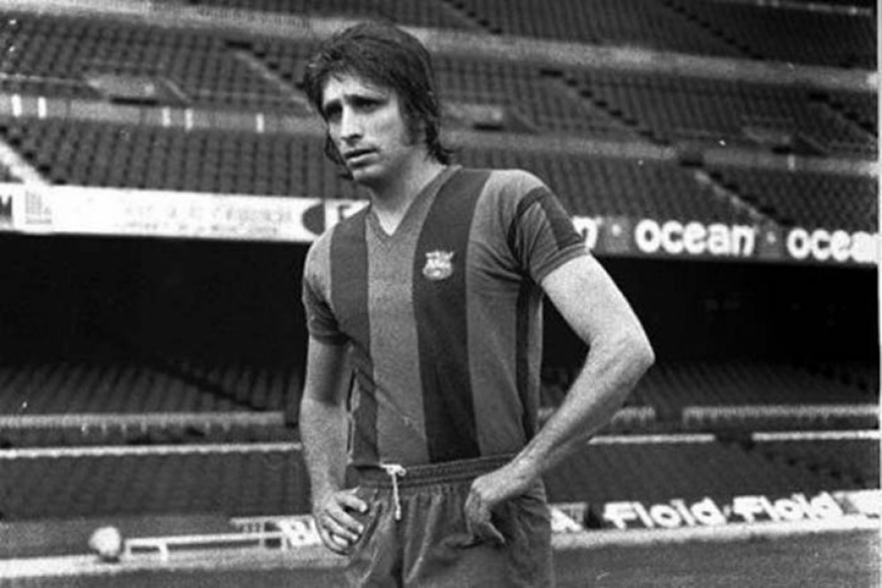 Marinho Peres jogou por São Bento, Santos e Portuguesa antes de ir para o Barcelona, entre 1974 e 1976. Ficou apenas uma temporada por lá e retornou ao Brasil, com ajuda do clube, quando foi convocado para o regime militar espanhol (ele tinha pais espanhóis e, portanto, nacionalidade espanhola).