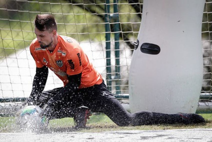 FECHADO - O Atlético-MG renovou o contrato do goleiro Michael até o final de 2022. Antes titular em 2019, o jogador perdeu espaço com a chegada de Sampaoli, que vinha escalando Victor.