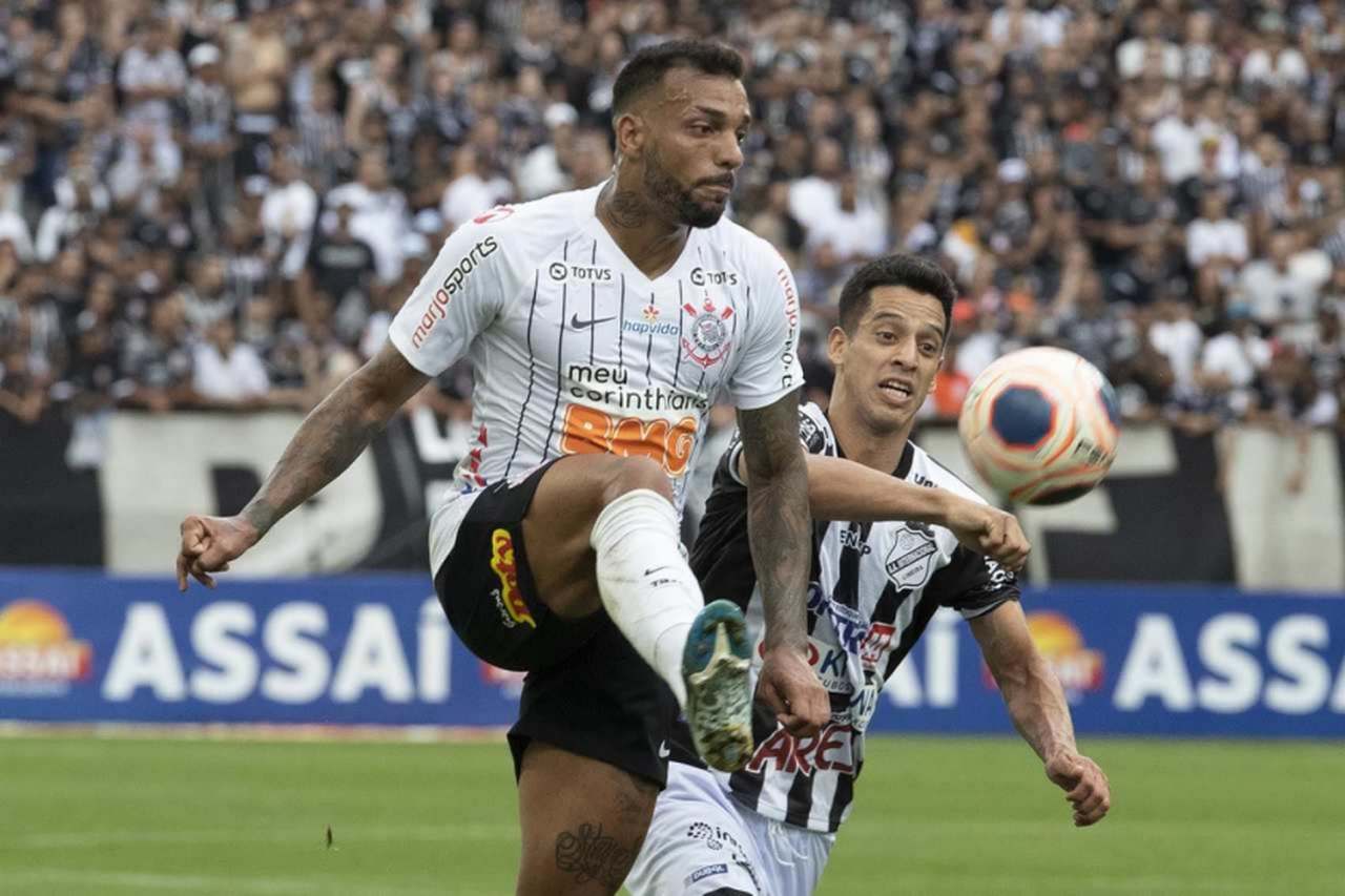 Michel Macedo - Reserva do Fagner, Michel Macedo recebe poucas oportunidades do Corinthians, que busca negociá-lo.