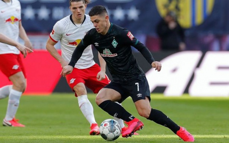 MORNO - O Liverpool está de olho em Milot Rashica, ponta do Werder Bremen, que pode sair por uma quantia de apenas 13 milhões de libras (R$ 90 milhões), segundo o “Bild”. No entanto, esse valor só será possível caso o clube alemão, que luta contra o rebaixamento, já esteja sem chances de permanecer na elite antes do dia 15 de junho.