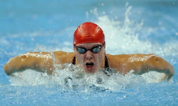 A polonesa Otylia Jedrzejczak venceu os 200 metros borboleta em Atenas-2004 e cumpriu a promessa de doar suas medalhas a instituições de caridade. Ela arrecadou 80 mil dólares.