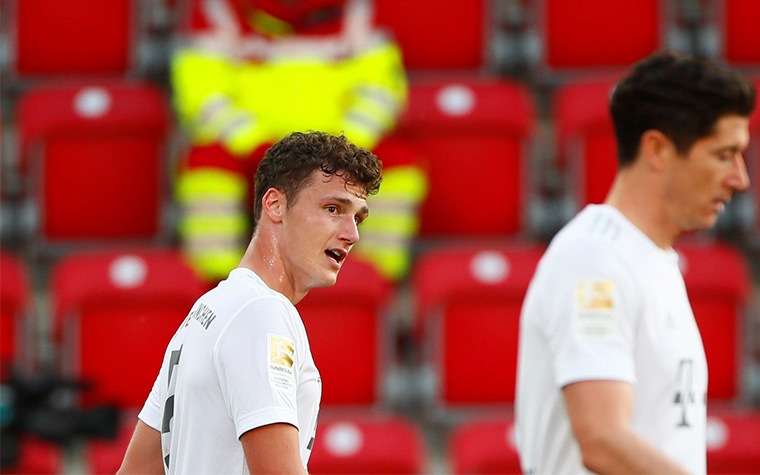 ESQUENTOU - De acordo com informações do jornal "L'Équipe", o PSG tenta a contratação do lateral-direito Benjamin Pavard, que conquistou neste domingo o título da Champions com o Bayern de Munique.