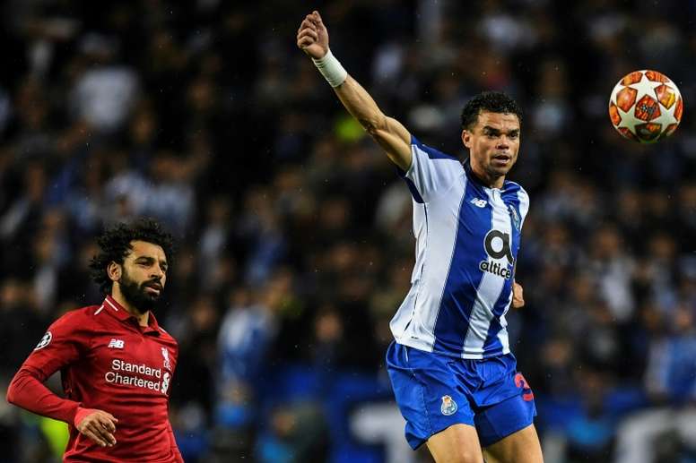 ESQUENTOU - Com contrato até 2023, Pepe renovará com o Porto quando chegar aos 40 anos. Segundo o presidente dos Dragões, Jorge Nuno Pinto da Costa, o zagueiro continuará na equipe portuguesa.