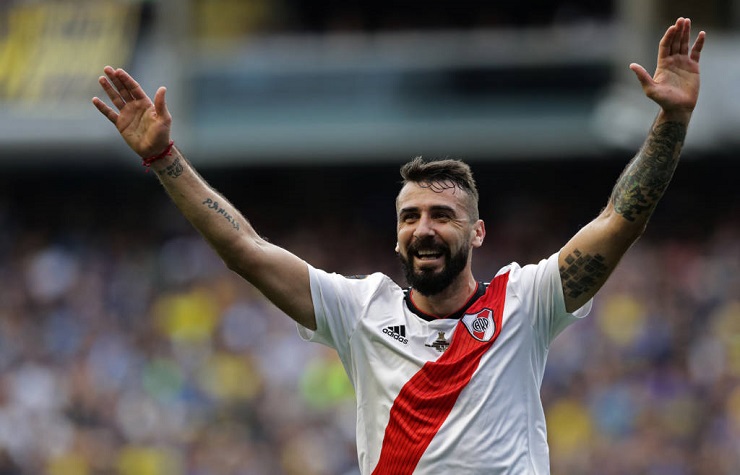 ESQUENTOU - Com 33 anos, Lucas Pratto está muito mais próximo do fim da carreira do que do início. Mas o jogador que se encontra em recuperação de fratura da fíbula e lesão no ligamento do tornozelo direito sofrida durante sua estadia no Feyenoord, da Holanda, ainda se vê em condições de jogar em alto nível. Entretanto, é pouco provável que o centroavante ex-Atlético-MG e São Paulo fique no River Plate.