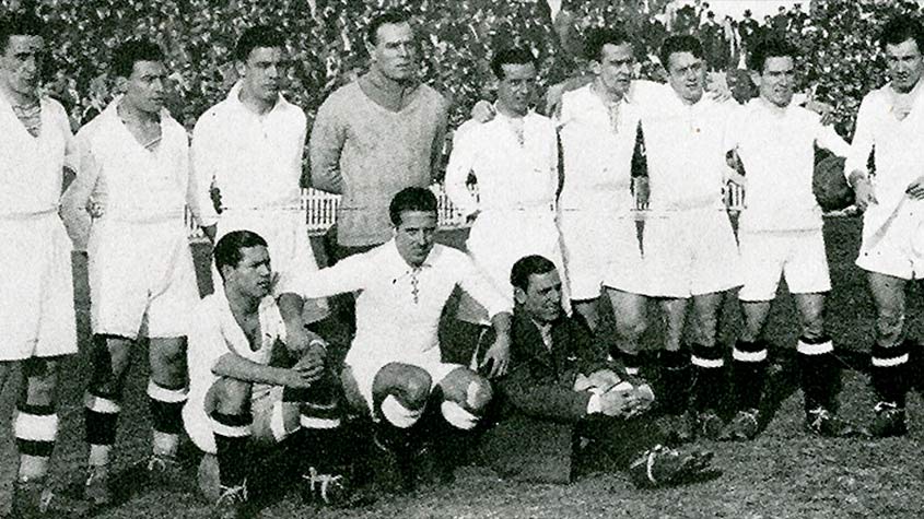 Real Madrid - Nos anos 30, a equipe merengue conquistou o título do Campeonato Espanhol, na temporada 1931/32, de forma invicta.