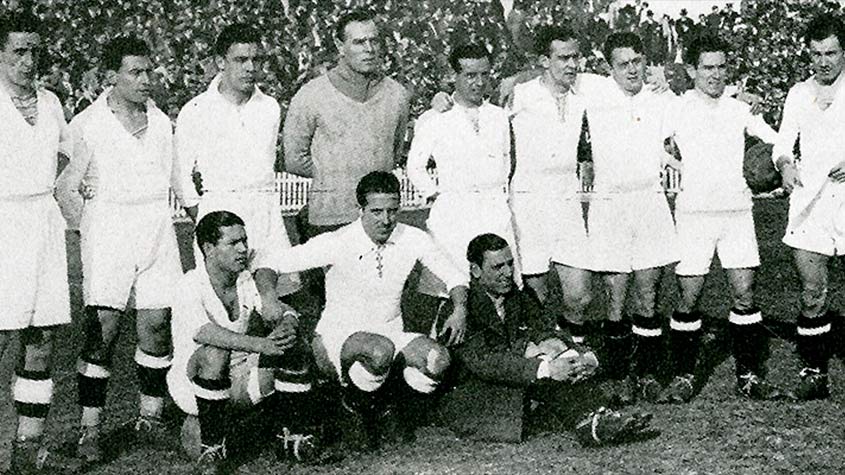 Real Madrid - Nos anos 30, a equipe merengue conquistou o título do Campeonato Espanhol, na temporada 1931/32, de forma invicta, com 10 vitórias e 8 empates.