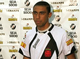 Robinho - Revelado no Volta Redonda, esteve no Vasco na década passada, em 2009 e em 2010, mas também em quatro partidas de 2013.