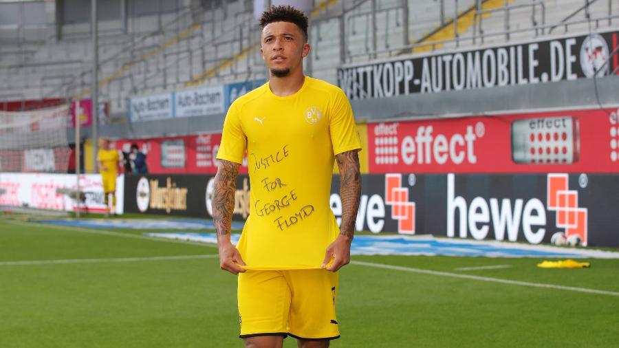 O atacante inglês Jadon Sancho, do Borussia Dortmund, exibiu uma camiseta com a mensagem "Justice for George Floyd" ("Justiça para George Floyd") após marcar um gol para sua equipe contra o Paderbon, neste domingo, pelo Campeonato Alemão.