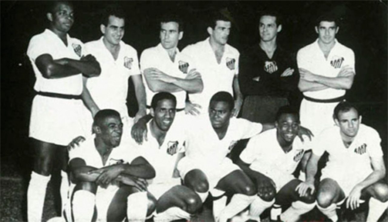 Santos -  Nos anos de 1963, 64 e 65, o Peixe de Pelé, Dorval, Pepe e Coutinho, conquistou três títulos invictos consecutivos da Taça Brasil, o Brasileirão da época. Além disso, em 1963, o Santos foi campeão da Copa Libertadores da América sem nenhuma derrota. 