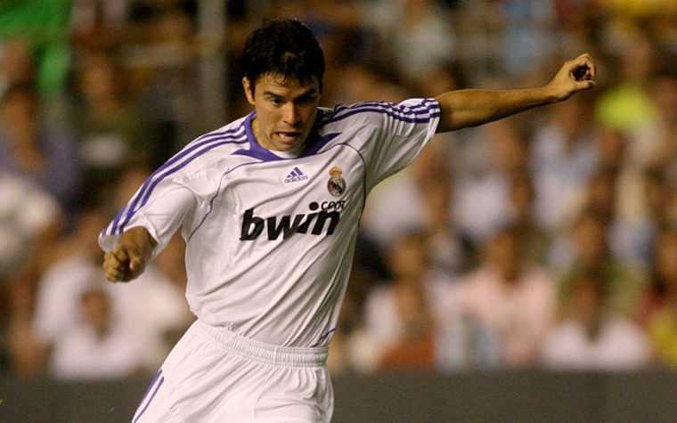 Javier Saviola - Após seis temporadas no Barcelona, o ex-jogador argentino teve uma passagem pelo Real Madrid, que não é tão lembrada. Foram 28 jogos e apenas cinco gols, conquistando o Campeonato Espanhol e a Supertaça de Espanha, na temporada 2007-08.