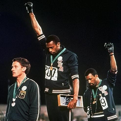 O ex-velocista e jogador de futebol americano Tommie Smith, um dos dois americanos que fizeram a saudação black power no pódio dos 200 metros rasos nos Jogos da Cidade do México-1968, a medalha de ouro em um leilão em 2010 por 250 mil dólares, por causa de problemas financeiros.