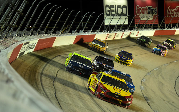 Nascar /Ao vivo (domingo, 19h, Fox Sports 2) - As competições da Nascar, nos Estados Unidos, começaram na semana passada e neste domingo, às 19h, rolará a etapa de Charlotte, a Coca Cola 600, da categoria principal, a Monster Energy. Sob medida para os amantes do esporte a motor. Denny Hamlin, que venceu a etapa de Darlington, nesta quarta-feira, foi aos 201 pontos busca mais um triunfo para se aproximar do líder Kevin Harvick (258).