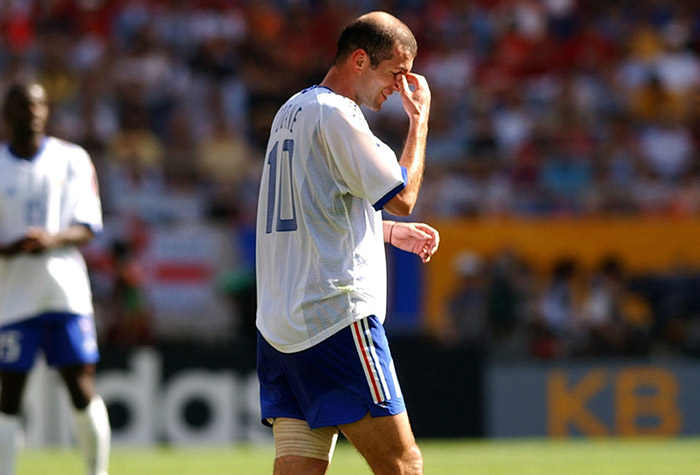 Zidane é um dos maiores nomes do futebol francês e seu último encontro com a bola foi numa Copa do Mundo, na final de 2006. No entanto, ele não é lembrado pelo seu merecido adeus, mas, sim, pela cabeçada que deu no italiano Materazzi, que causou sua expulsão. Sua seleção perdeu o Mundial para a Itália e essa foi sua despedida do futebol.