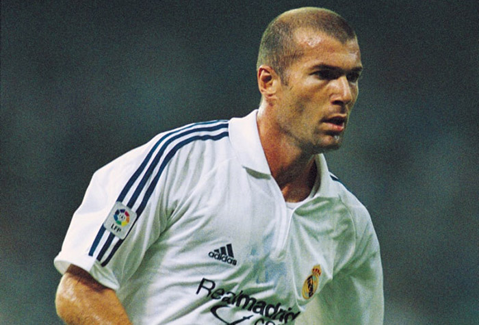10º lugar: Zinedine Zidane - Da Juventus para o Real Madrid (2002) - Valor: €77,5 milhões - Grande nome do título francês da Copa do Mundo de 1998, Zidane chegou ao Real Madrid para compor o meio campo do time de estrelas dos Merengues e formar um dos melhores times da história.