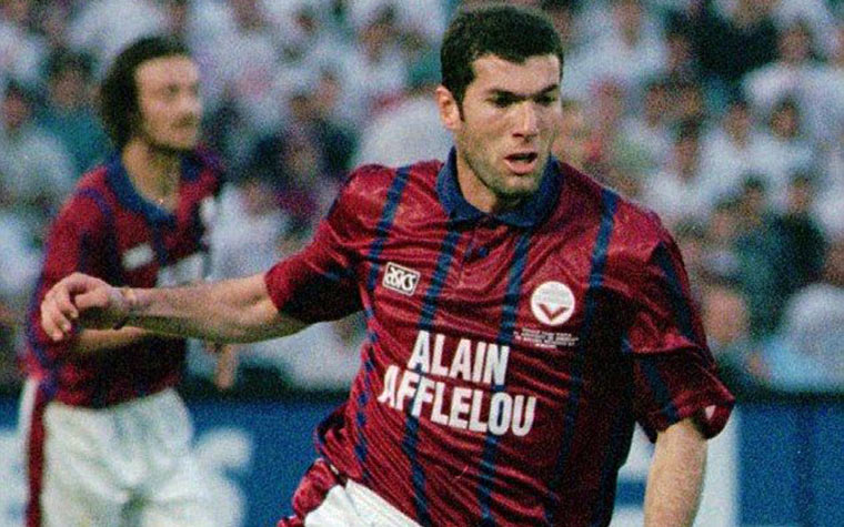 Recusado pelo Blackburn - O ano era 1995 e Zidane começava a se destacar no Bordeaux e despertou o interesse do Blackbur, clube inglês campeão nacional daquele ano. Porém, o diretor Jack Walker não gostou da ideia e rejeitou o craque para ficar com o meia Sherwood.