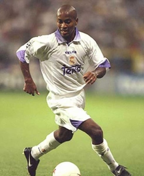 Zé Roberto - Destaque da Portuguesa nos anos 90, foi vendido ao Real por 6 milhões de dólares, em 1996, mas não conseguiu se adaptar e mostrar o seu futebol. No ano seguinte, foi emprestado ao Flamengo e logo depois vendido ao Bayer Leverkusen, onde começou a trilhar uma carreira de sucesso na Alemanha.