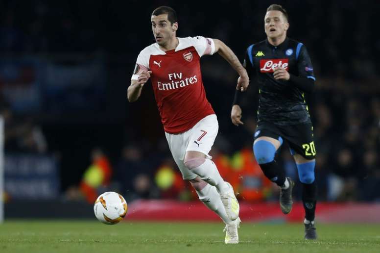 ESQUENTOU - O meia Henrikh Mkhitaryan, que pertence ao Arsenal, mas está emprestado à Roma, pode ficar em definitivo no clube italiano. Segundo o jornal “Mirror”, o clube da capital da Itália deseja a contratação do jogador e os Gunners não se opõem à saída. 