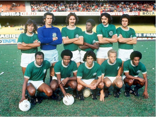 6 – O português Arouca vem na sexta colocação. O zagueiro atuou na equipe entre 1974 e 1977, com 73 triunfos na conta. Na foto, ele está entre Leão e Pires.