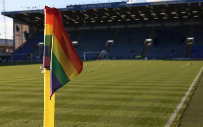 O dia 17 de maio, que aconteceu no último domingo, é lembrado como o Dia do Combate à LGBTfobia, violência contra pessoas lésbicas, gays, bissexuais e transgêneros. O L! separou nesta galeria todos os clubes da Série A do Brasileirão que se pronunciaram neste dia tão importante. Apenas Atlético-GO, Athletico-PR e Ceará não fizeram menção à data.