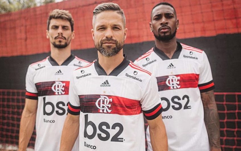 A camisa do Flamengo está na 61ª posição, custando 45 dólares, o que equivale a 249,99 reais. Sua fornecedora é a Adidas.