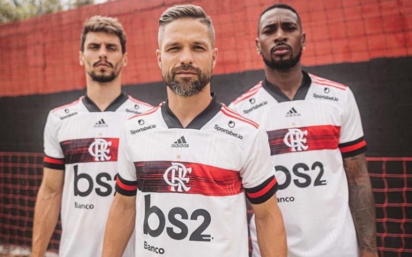 2020 - A camisa contava com uma faixa horizontal na altura do peito com as cores rubro-negras. O escudo aparecia no centro. 