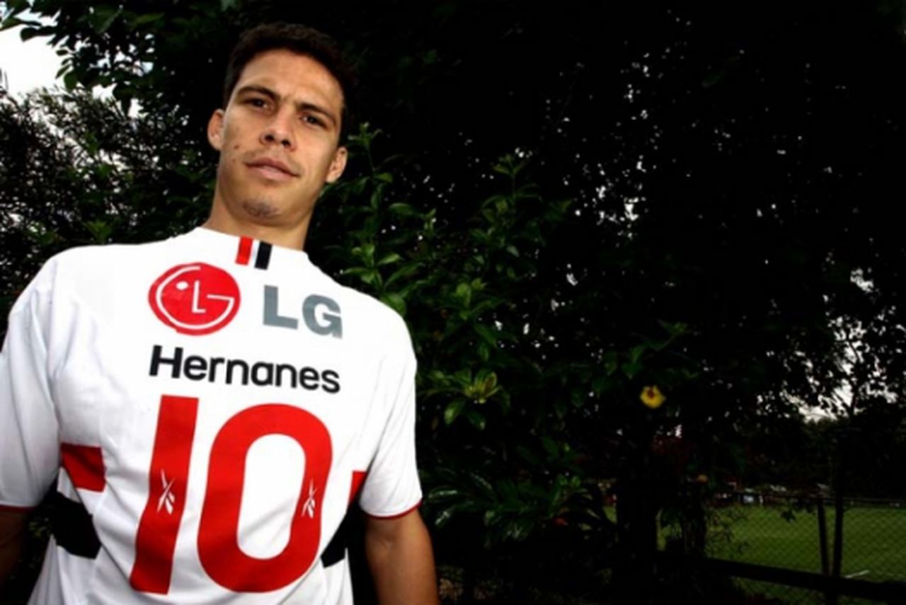 OS NÚMEROS DO PROFETA - Hernanes adotou a camisa 15 nos seis meses em que passou pelo São Paulo em 2017 e neste último retorno, desde 2019. É o número que ele usou em 2008, ano em que foi eleito o craque do Brasileirão. Quando saiu do Tricolor pela primeira vez, porém, vestia o número 10, que foi seu em 2009 e 2010. O meia também usou a 32 (em 2005) e a 26 (em 2007).